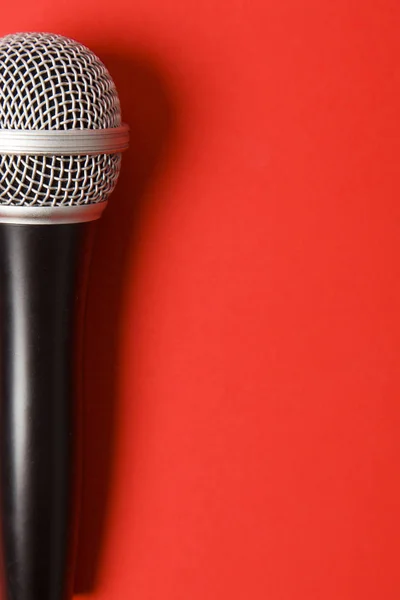 Mikrofon på en klarröd bakgrund. — Stockfoto