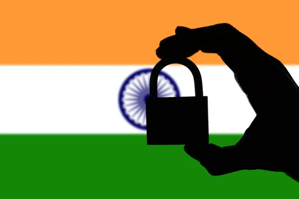 Indiens säkerhet. Silhuett av handen håller ett hänglås över nation — Stockfoto