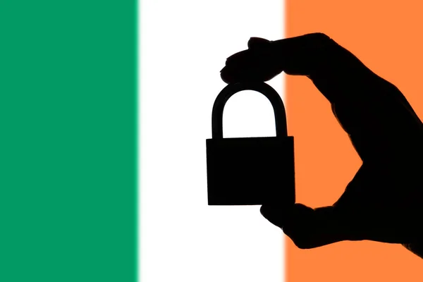 爱尔兰安全。手拿着挂锁在nati的剪影 — 图库照片