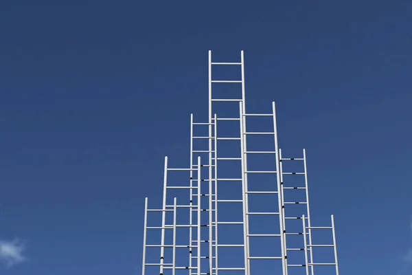 Échelles atteignant un ciel bleu. Croissance, avenir, coopération au développement — Photo