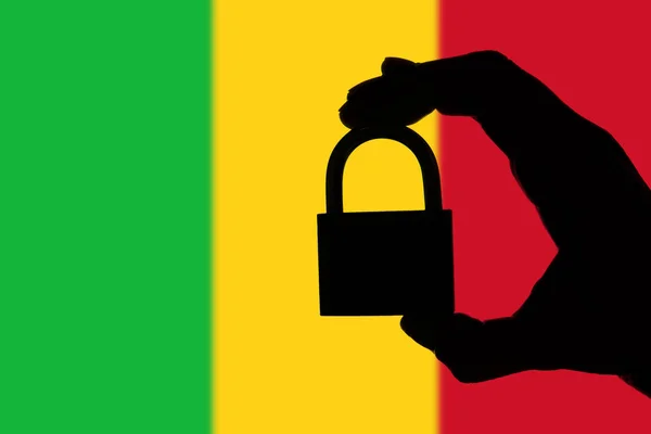 Sicurezza del Mali. Silhouette di mano che tiene un lucchetto sopra nationa — Foto Stock