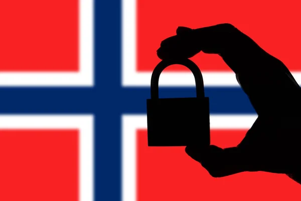 Seguridad de Noruega. Silueta de mano sosteniendo un candado sobre la natio —  Fotos de Stock
