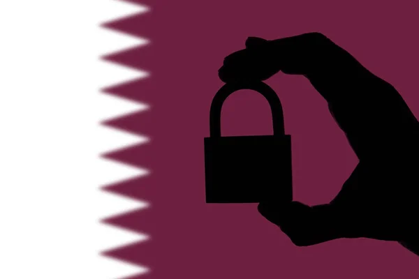 Qatar Security. Silhuett av handen håller ett hänglås över nation — Stockfoto