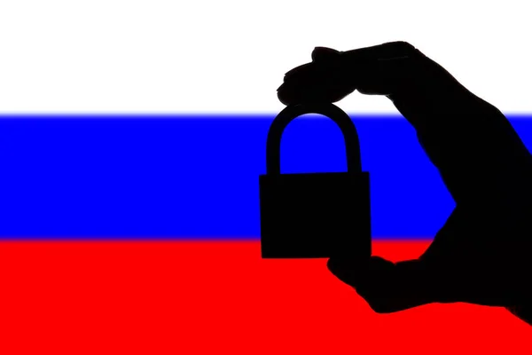 러시아 안보. 나티오 위에 자물쇠를 들고 있는 손의 실루엣 — 스톡 사진