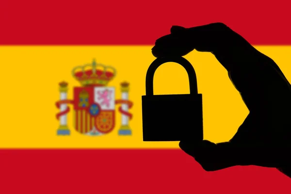 Η ασφάλεια της Ισπανίας. Σιλουέτα του χεριού κρατώντας ένα λουκέτο πάνω από το έθνος — Φωτογραφία Αρχείου