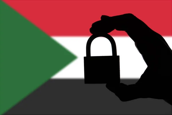スーダンの警備だ国家の上に南京錠を持つ手のシルエット — ストック写真