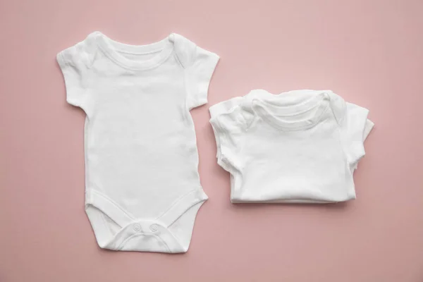 Bonito bebê branco corpo terno layout em um fundo rosa pastel — Fotografia de Stock