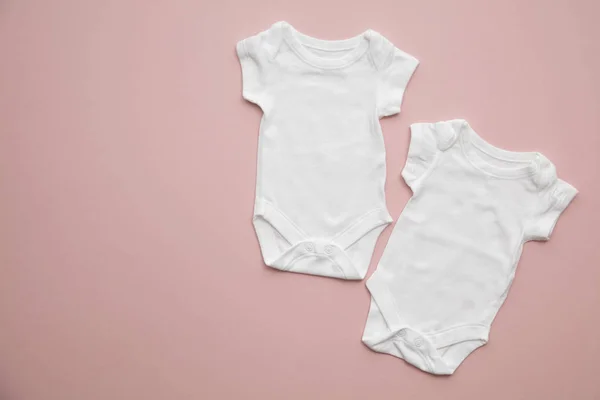 Χαριτωμένο μωρό λευκή διάταξη κοστούμι σώμα σε ένα παστέλ ροζ φόντο — Φωτογραφία Αρχείου