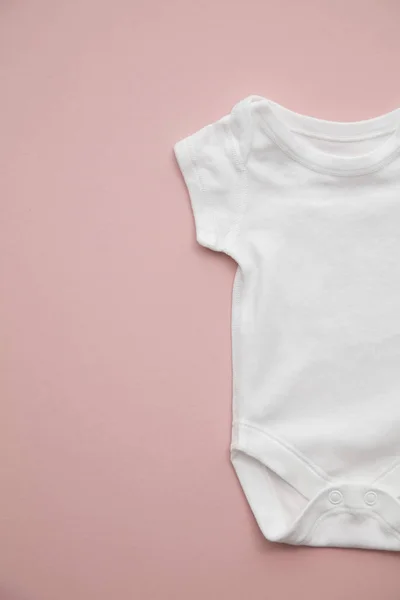 파스텔 핑크 배경에 귀여운 아기 흰색 바디 정장 레이아웃 — 스톡 사진