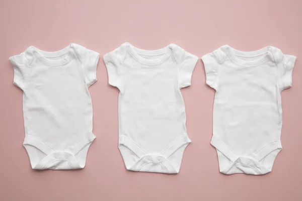 Aranyos Baby fehér test öltöny elrendezés a pasztell rózsaszín háttér — Stock Fotó