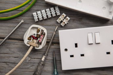 Ahşap arka planda elektrikli alet ve ekipmanlar