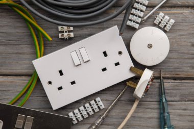 Ahşap arka planda elektrikli alet ve ekipmanlar