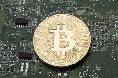 Bir devre kartı arka plan üzerinde altın Bitcoin sanal para birimi