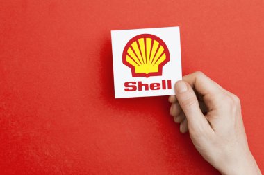 Londra, İngiltere - 26 Ekim 2018: El elinde bir Shell logosu. Kabuk