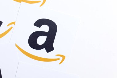 Amazon logosu kağıda basılmış. Amazon en büyük online ret olduğunu