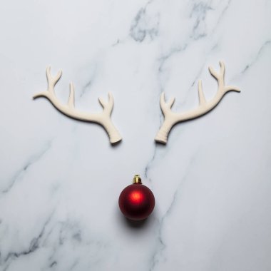 Bir mermer üzerinde boynuzları ve bauble yapılmış Noel geyiği yüz
