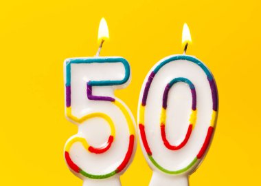 Numara 50 parlak sarı ba karşı doğum günü kutlama mum