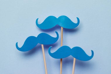 Mavi arka plan üzerinde mavi bıyık. Prostat kanseri farkındalık m