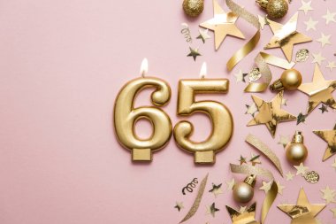 Yıldız ve ışıltılı arka plan üzerinde Sayı 65 altın kutlama mum