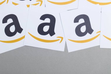 Amazon logosu kağıda basılmış. Amazon en büyük online ret olduğunu