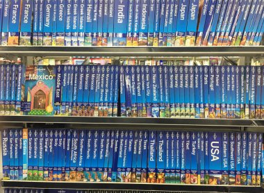Lonely Planet çeşitli ülkelerde seyahat kitapları koleksiyonu
