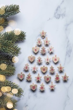 T ile ahşap şekillerden yapılan Şenlikli Noel gelişi takvim
