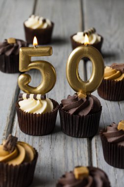50 numara kutlama doğum günü cupcakes ahşap bir arka plan üzerinde