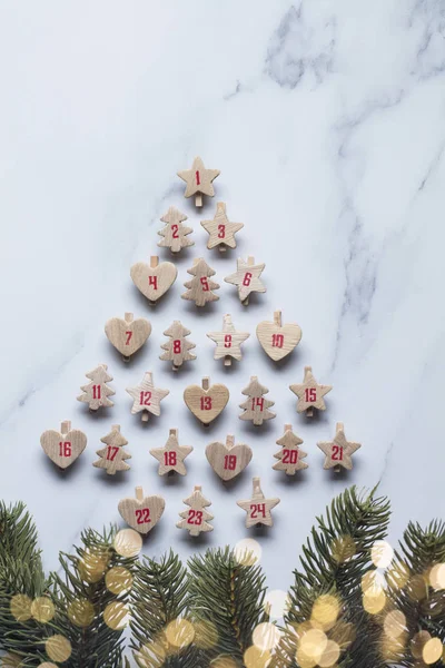 Calendário festivo do advento do Natal feito de formas de madeira com t — Fotografia de Stock