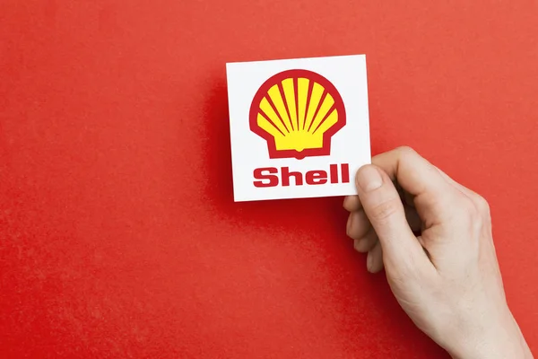 LONDRES, Reino Unido - 26 de octubre de 2018: Mano sosteniendo un logotipo de Shell. Cáscara — Foto de Stock