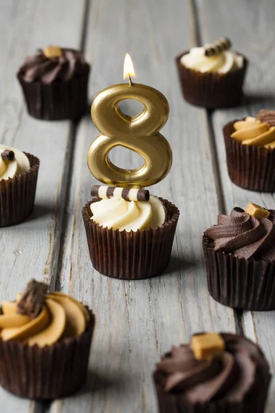 Nummer 8 Feier Geburtstag Cupcakes auf einem hölzernen Hintergrund — Stockfoto