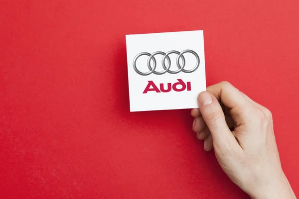 Londyn, Wielka Brytania-26 października 2018: ręka trzyma logo Audi. Audi — Zdjęcie stockowe
