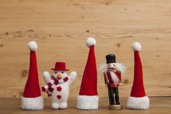 Kerst achtergrond met kerstman hoed en ornamenten — Stockfoto