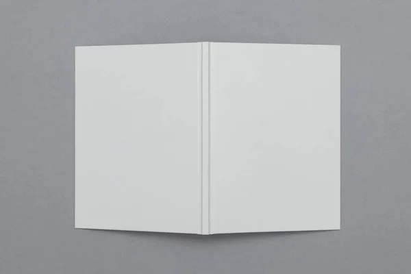 Maquiar livros de capa dura. Livro branco sobre um fundo cinza — Fotografia de Stock