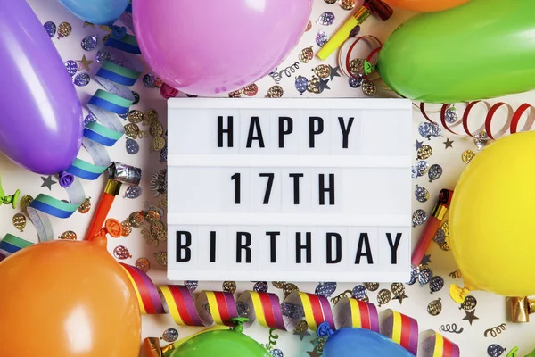 Szczęśliwy 17 urodziny uroczystość wiadomość na lightbox z ballo — Zdjęcie stockowe