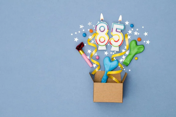 Die Feier zum 85. Geburtstag hat ihren Hintergrund. Geschenkbox explodiert mit Witz — Stockfoto