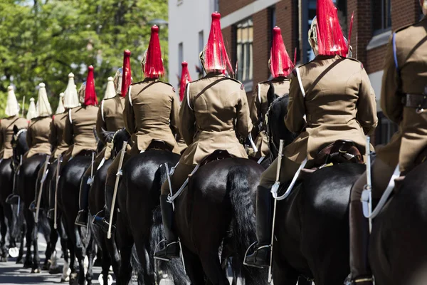 Parata militare a cavallo inglese in uniforme — Foto Stock