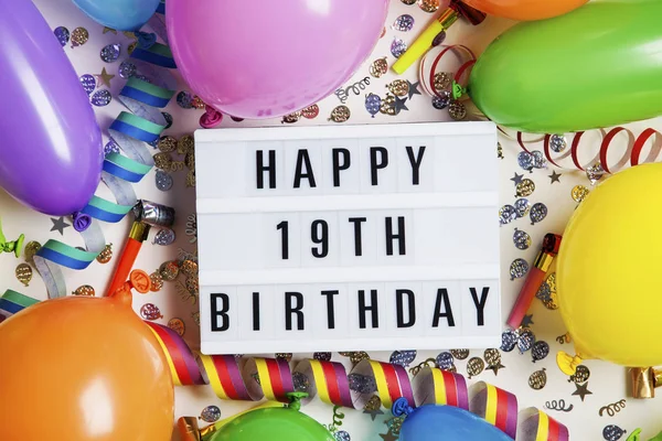 Feliz mensaje de celebración del 19 cumpleaños en una caja de luz con ballo — Foto de Stock