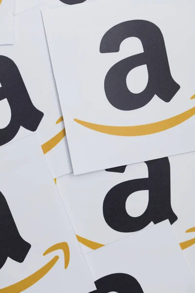 Amazon-logotypen tryckt på papper. Amazon är den största online-ret — Stockfoto