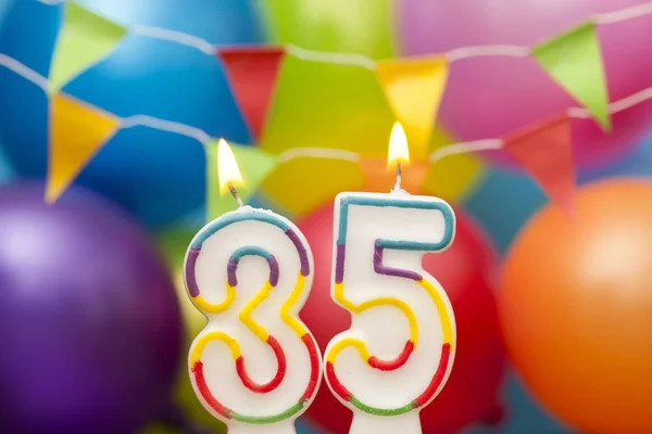 Feliz aniversário número 35 vela celebração com balão colorido — Fotografia de Stock