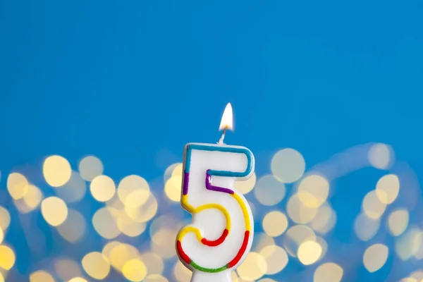 Szám 5 születésnapi ünnepség gyertya ellen, fényes fények és — Stock Fotó