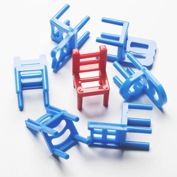 Sbírka židlí s jedním podivným. — Stock fotografie
