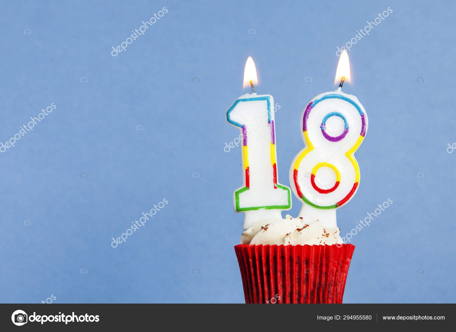 Cumpleaños Número Aniversario De La Vela: 18 Años De Edad Fotos, retratos,  imágenes y fotografía de archivo libres de derecho. Image 57881102