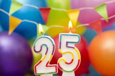 Renkli balloo ile Happy Birthday sayısı 25 kutlama mum