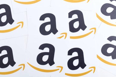 Amazon logosu kağıda basılmış. Amazon en büyük online ret olduğunu