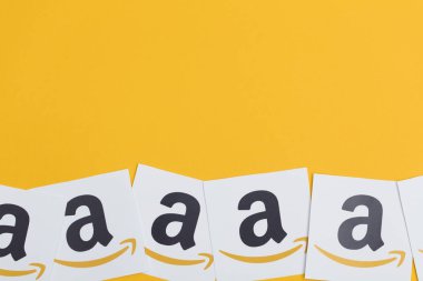 Amazon logosu kağıda basılmış. Amazon en büyük online ret olduğunu