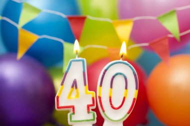 Renkli balloo ile Happy Birthday sayısı 40 kutlama mum