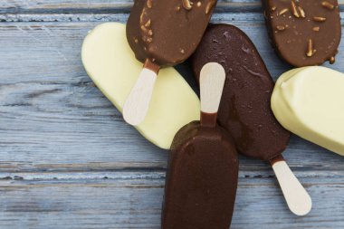 Ahşap bir arka plan üzerinde çikolatalı dondurma lollies.