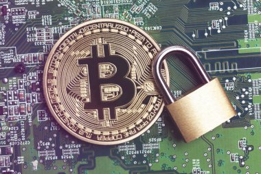 Bitcoin güvenlik konsepti. Asma kilitli altın sikke