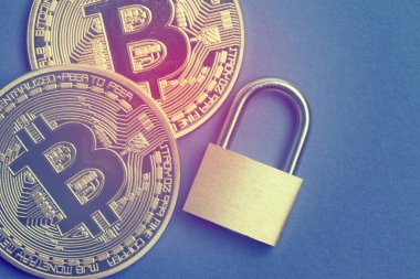 bir asma kilit ile bitcoin para sikke. Dijital para birimi güvenliği 