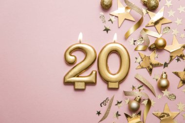 Yıldız ve ışıltılı arka plan üzerinde Sayı 20 altın kutlama mum